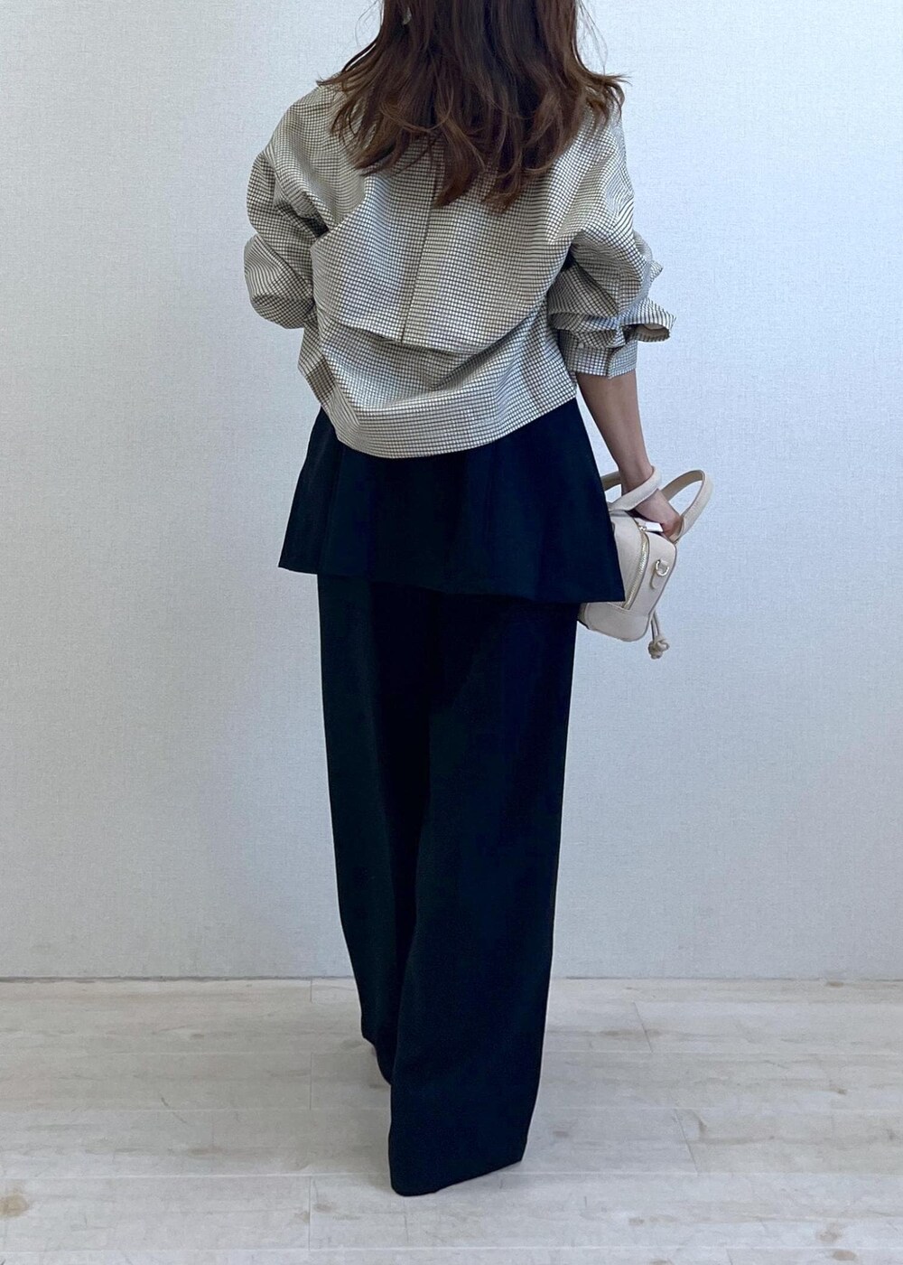 シルバー系のパンプス、ブラック系のキャミソール、ベージュ系のカバーオールを着用したレディースの秋コーディネートの9枚目の写真