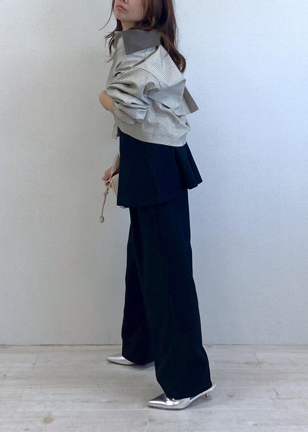 シルバー系のパンプス、ブラック系のキャミソール、ベージュ系のカバーオールを着用したレディースの秋コーディネートの8枚目の写真