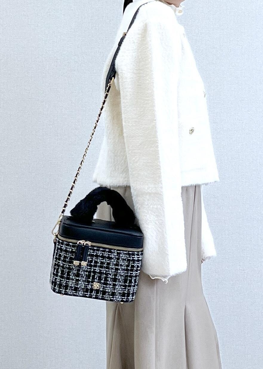 ベージュ系のスカート、ホワイト系のカーディガン/ボレロ、ホワイト系のTシャツ/カットソーを着用したレディースの秋コーディネートの9枚目の写真