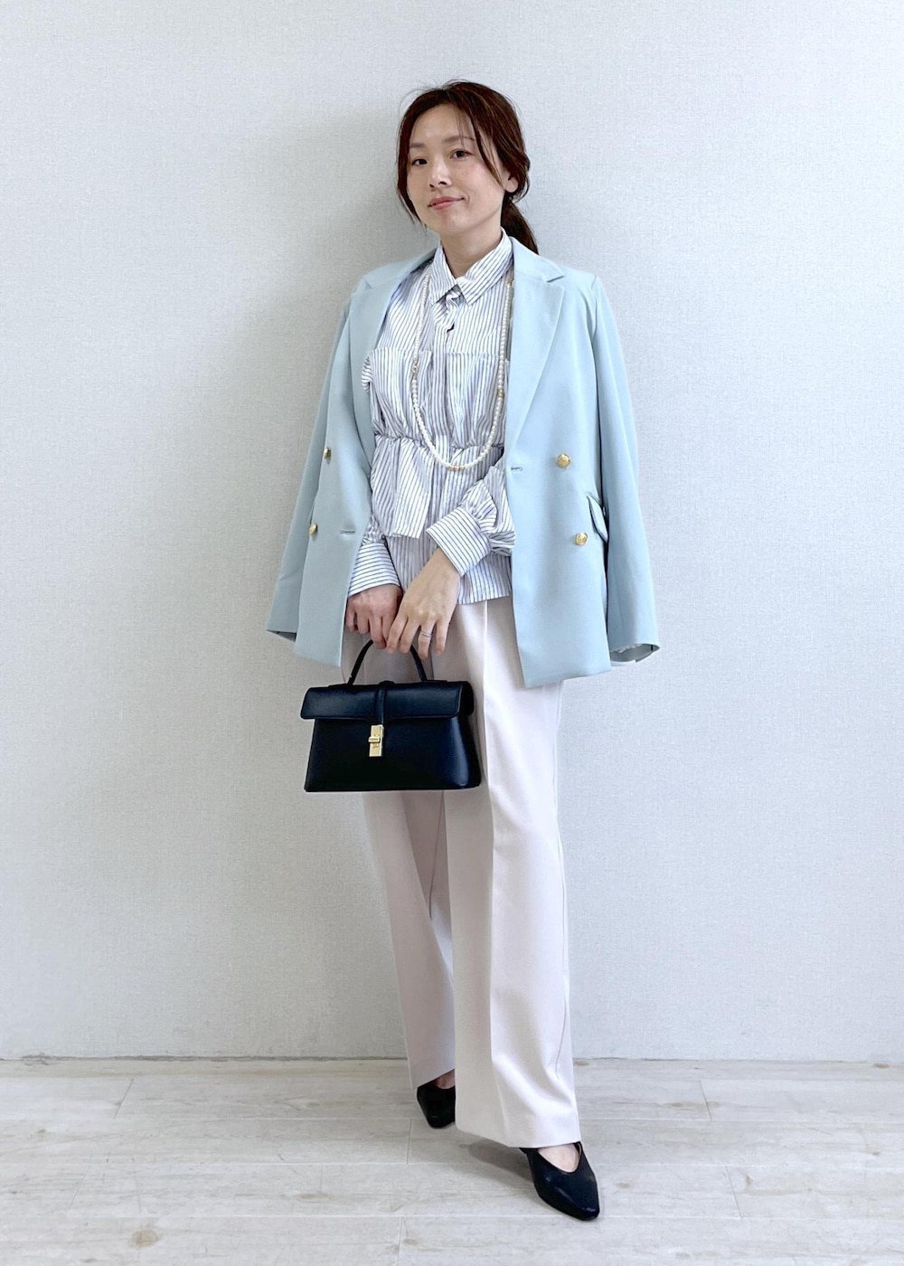 ブラック系のショルダーバッグ、グリーン系のテーラードジャケット、ベージュ系のその他パンツを着用したレディースの春コーディネートの10枚目の写真