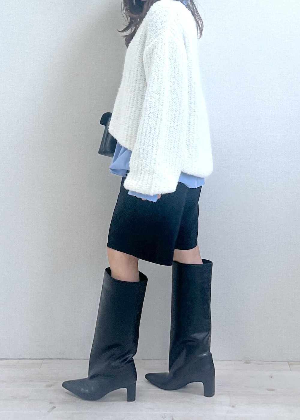 ブラック系のショルダーバッグ、ブラック系のブーツ、ブラック系のその他パンツを着用したレディースの秋コーディネートの2枚目の写真