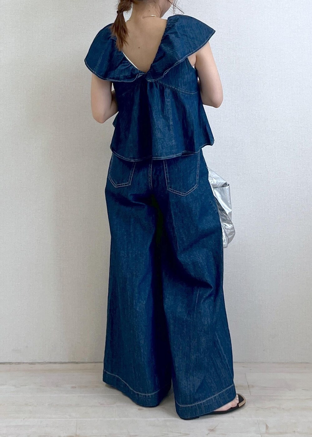 ブラック系のサンダル、シルバー系のトートバッグ、ブルー系のシャツ/ブラウスを着用したレディースの夏コーディネートの3枚目の写真