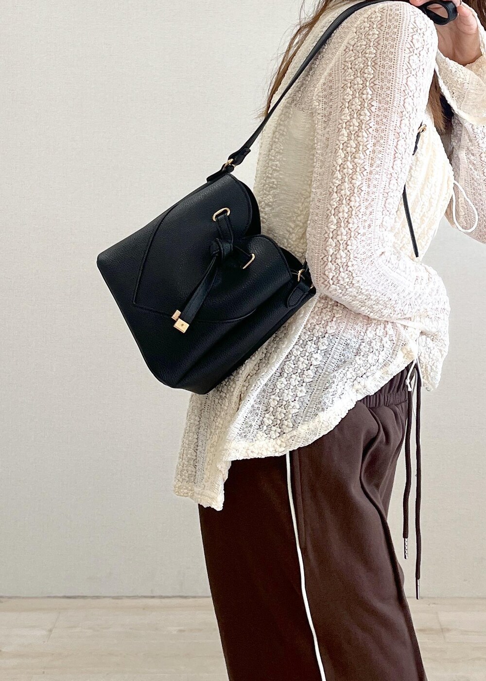 ホワイト系のキャミソール、ベージュ系のドレスシューズ、ホワイト系のシャツ/ブラウスを着用したレディースの夏コーディネートの6枚目の写真