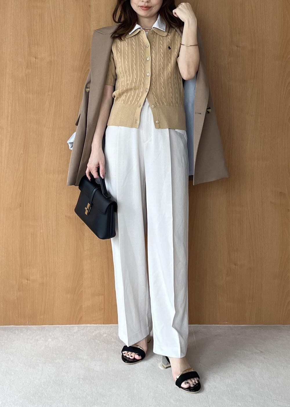 ブラック系のショルダーバッグ、イエロー系のテーラードジャケット、ホワイト系のその他パンツを着用したレディースの春コーディネートの6枚目の写真