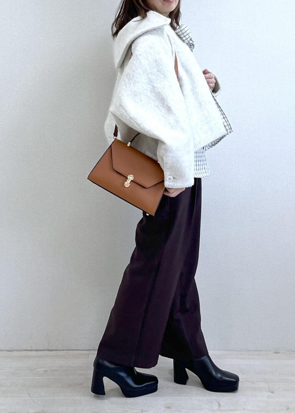 ブラック系のブーツ、ホワイト系のシャツ/ブラウス、ホワイト系のブルゾンを着用したレディースの秋コーディネートの4枚目の写真