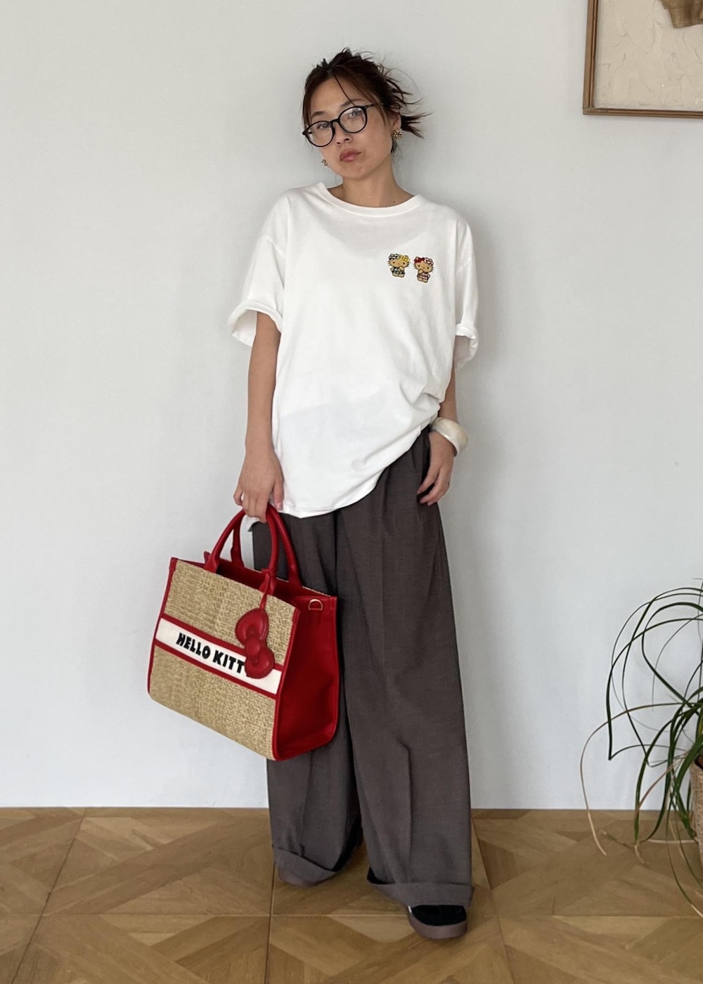 レッド系のトートバッグ、ホワイト系のTシャツ/カットソーを着用したレディースの夏コーディネートの6枚目の写真