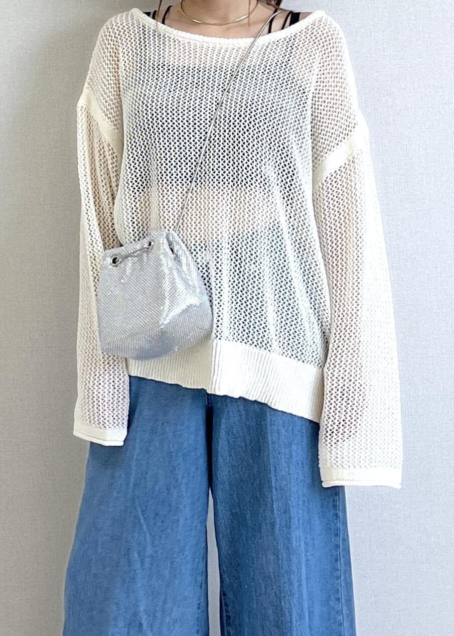 ホワイト系のサンダル、ブラック系のキャミソール、ブルー系のデニムパンツを着用したレディースの夏コーディネートの4枚目の写真