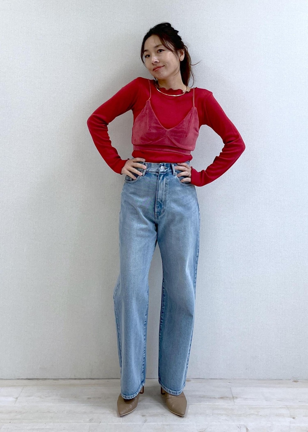 ベージュ系のブーツ、ホワイト系のその他アウター、ブルー系のデニムパンツを着用したレディースの秋コーディネートの7枚目の写真