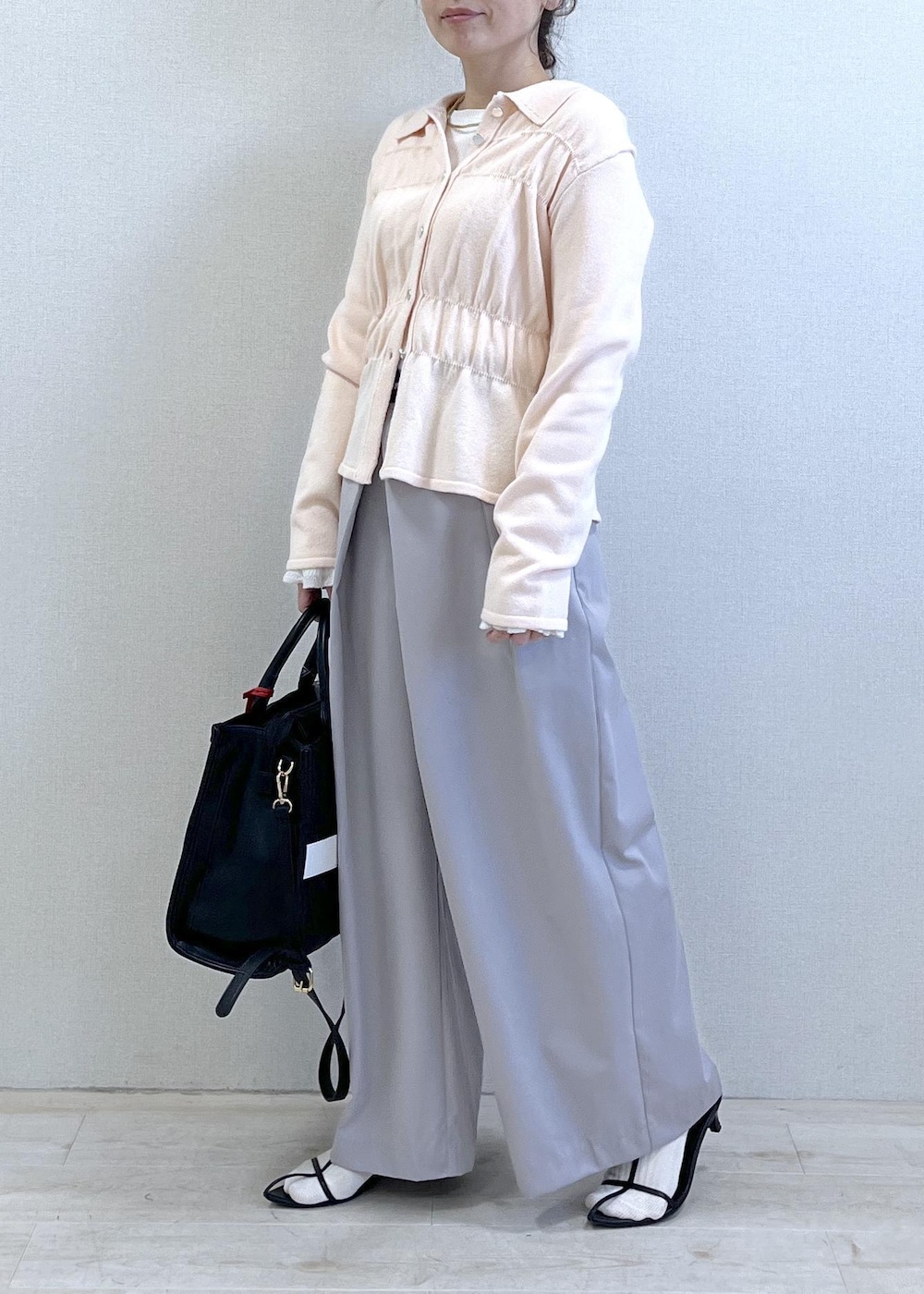 ホワイト系のニット/セーター、ピンク系のカーディガン/ボレロ、グレー系のその他パンツを着用したレディースの冬コーディネートの3枚目の写真