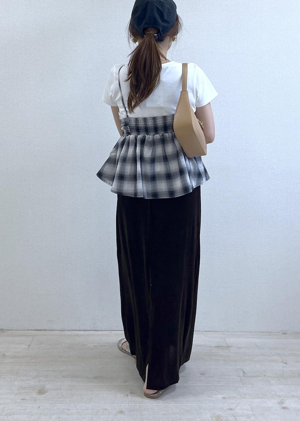 イエロー系のショルダーバッグ、ホワイト系のTシャツ/カットソー、ブラウン系のスカートを着用したレディースの夏コーディネートの10枚目の写真