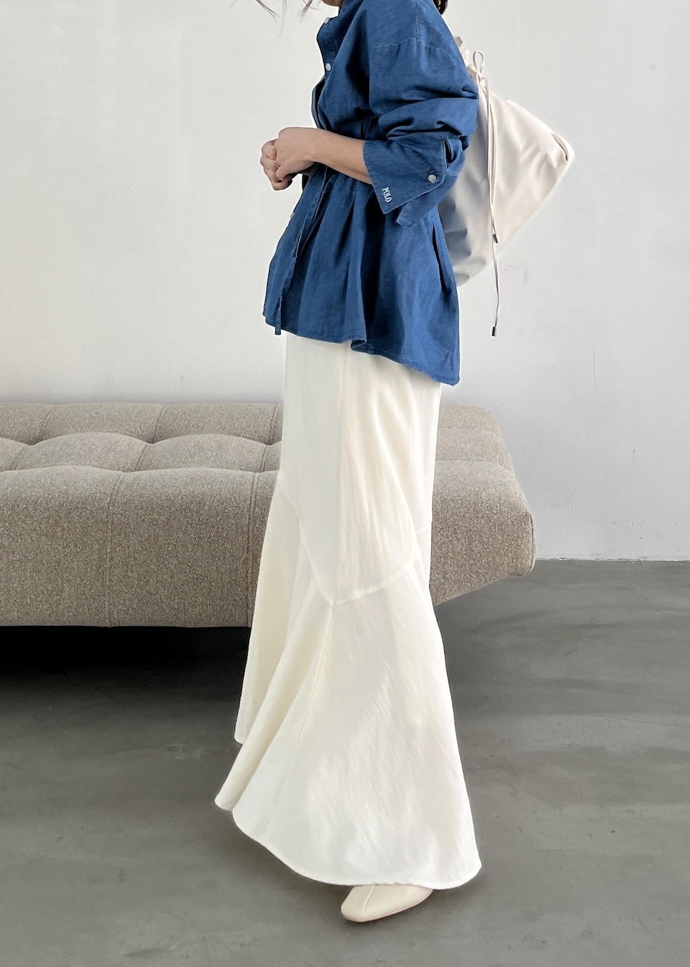 ホワイト系のショルダーバッグ、ホワイト系のパンプス、ホワイト系のスカートを着用したレディースの冬コーディネートの3枚目の写真