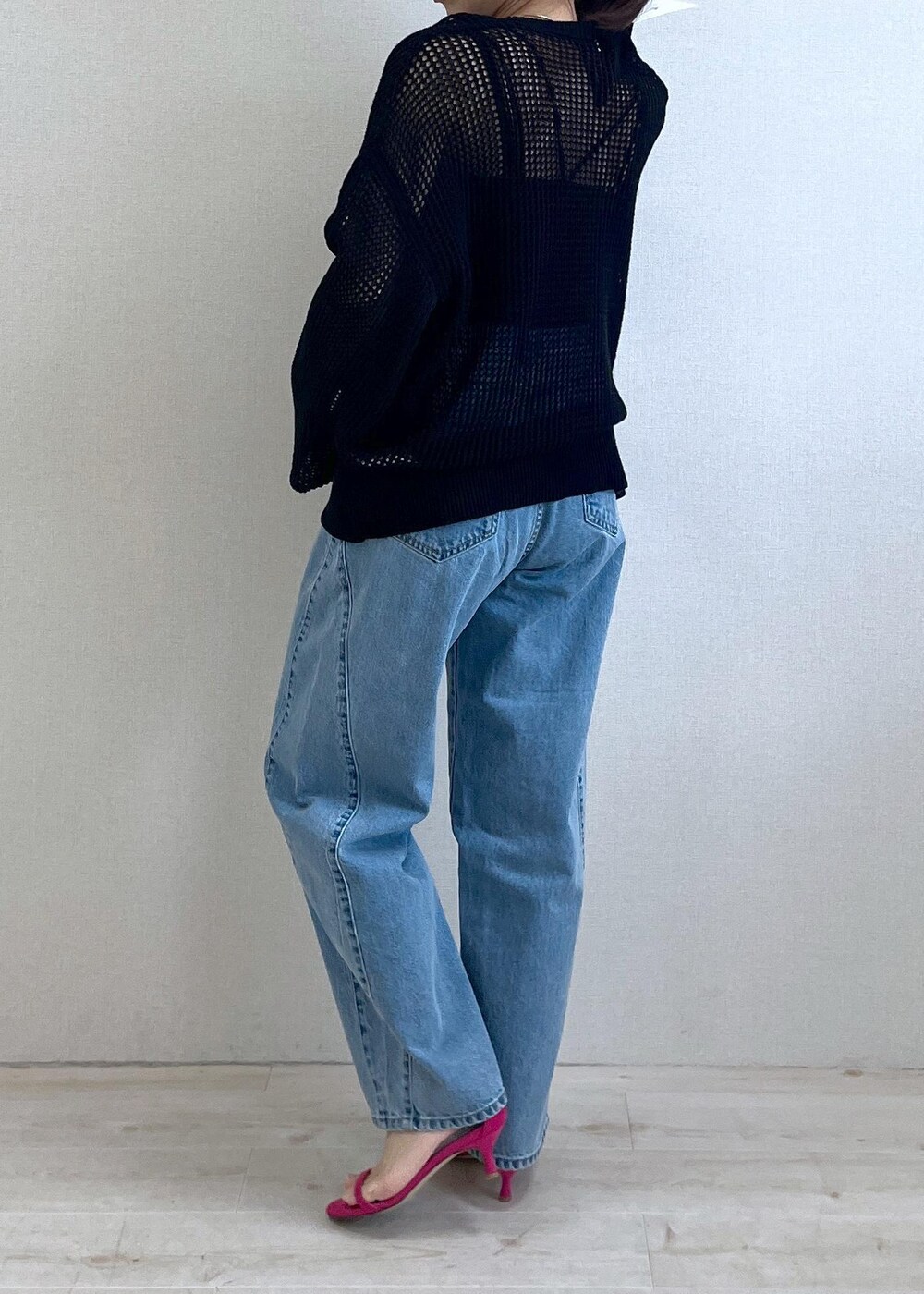 シルバー系のショルダーバッグ、ブラック系のニット/セーター、ブラック系のキャミソールを着用したレディースの春コーディネートの2枚目の写真