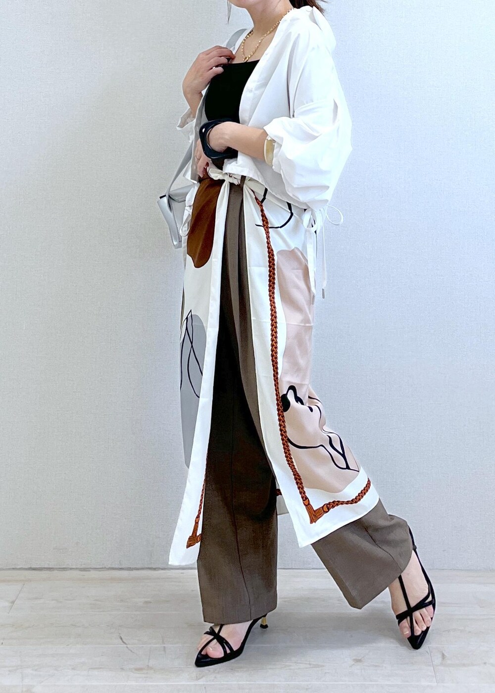 ブラック系のキャミソール、シルバー系のショルダーバッグ、ブラック系のサンダルを着用したレディースの春コーディネートの3枚目の写真