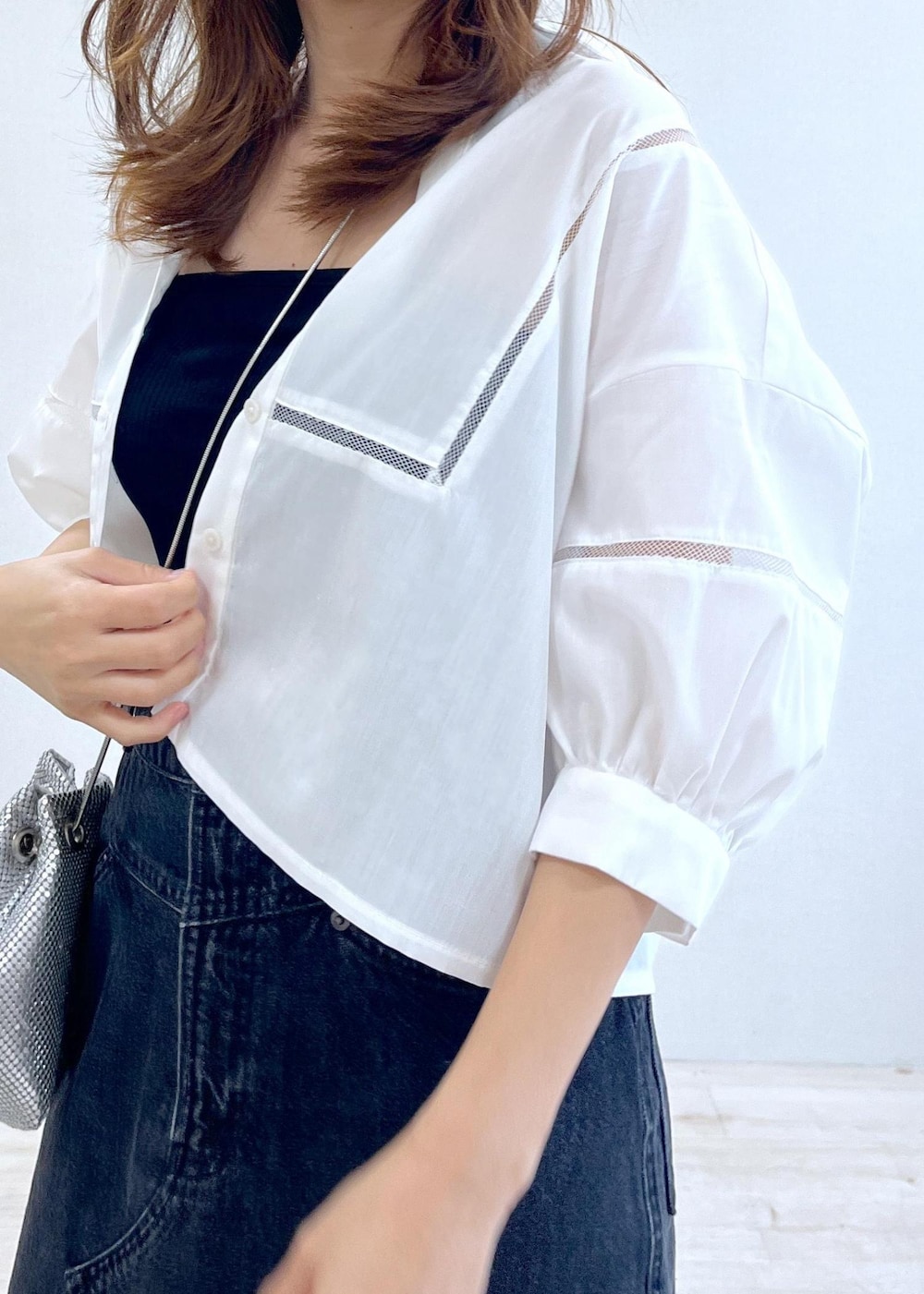 ブラック系のサンダル、ブラック系のキャミソール、ホワイト系のシャツ/ブラウスを着用したレディースの夏コーディネートの5枚目の写真