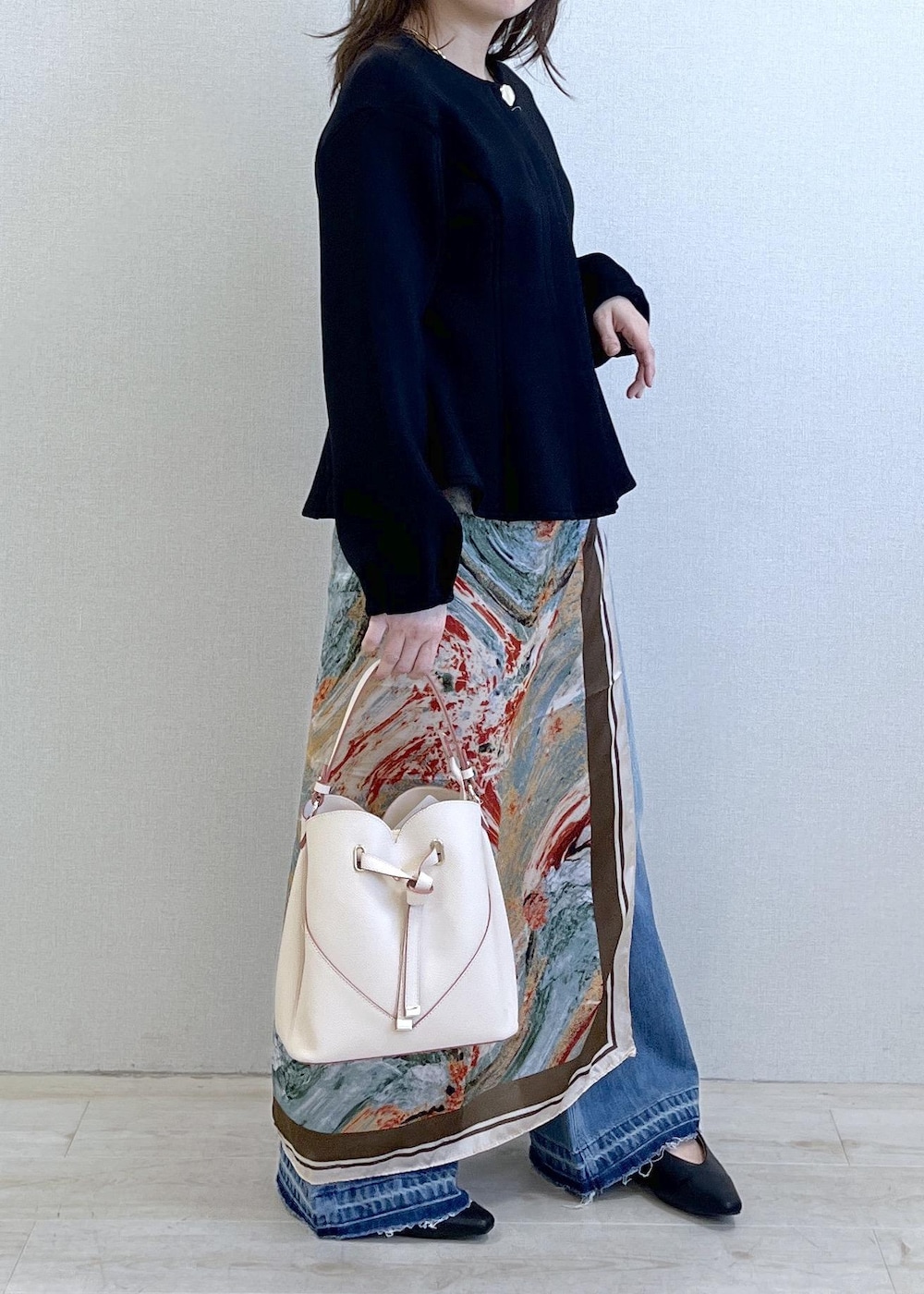 ベージュ系のショルダーバッグ、ブラック系のパンプス、ホワイト系のキャミソールを着用したレディースの春コーディネートの8枚目の写真