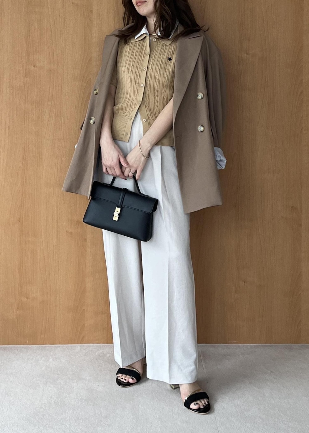 ブラック系のショルダーバッグ、イエロー系のテーラードジャケット、ホワイト系のその他パンツを着用したレディースの春コーディネートの2枚目の写真