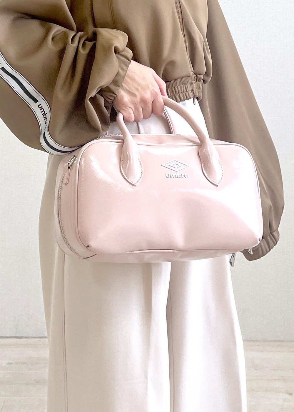 ベージュ系のブーツ、ベージュ系のその他アウター、ベージュ系のその他パンツを着用したレディースの秋コーディネートの5枚目の写真