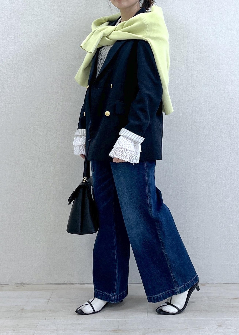 ブルー系のテーラードジャケット、グリーン系のカーディガン/ボレロ、ブルー系のデニムパンツを着用したレディースの冬コーディネートの3枚目の写真