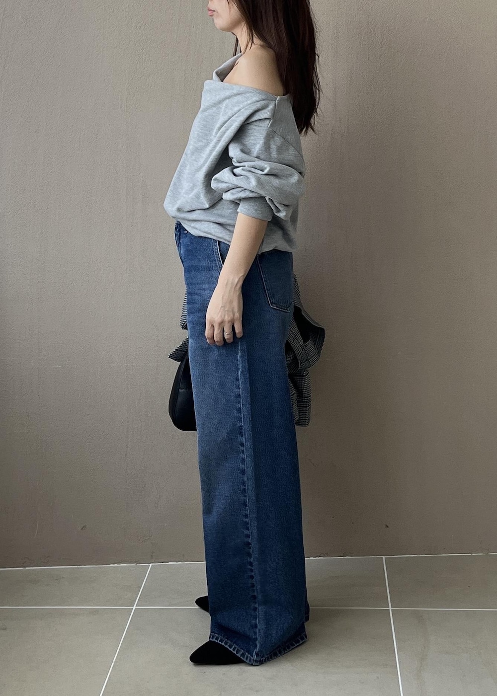 ブルー系のデニムパンツ、グレー系のスウェット、ブラック系のブルゾンを着用したレディースの夏コーディネートの8枚目の写真
