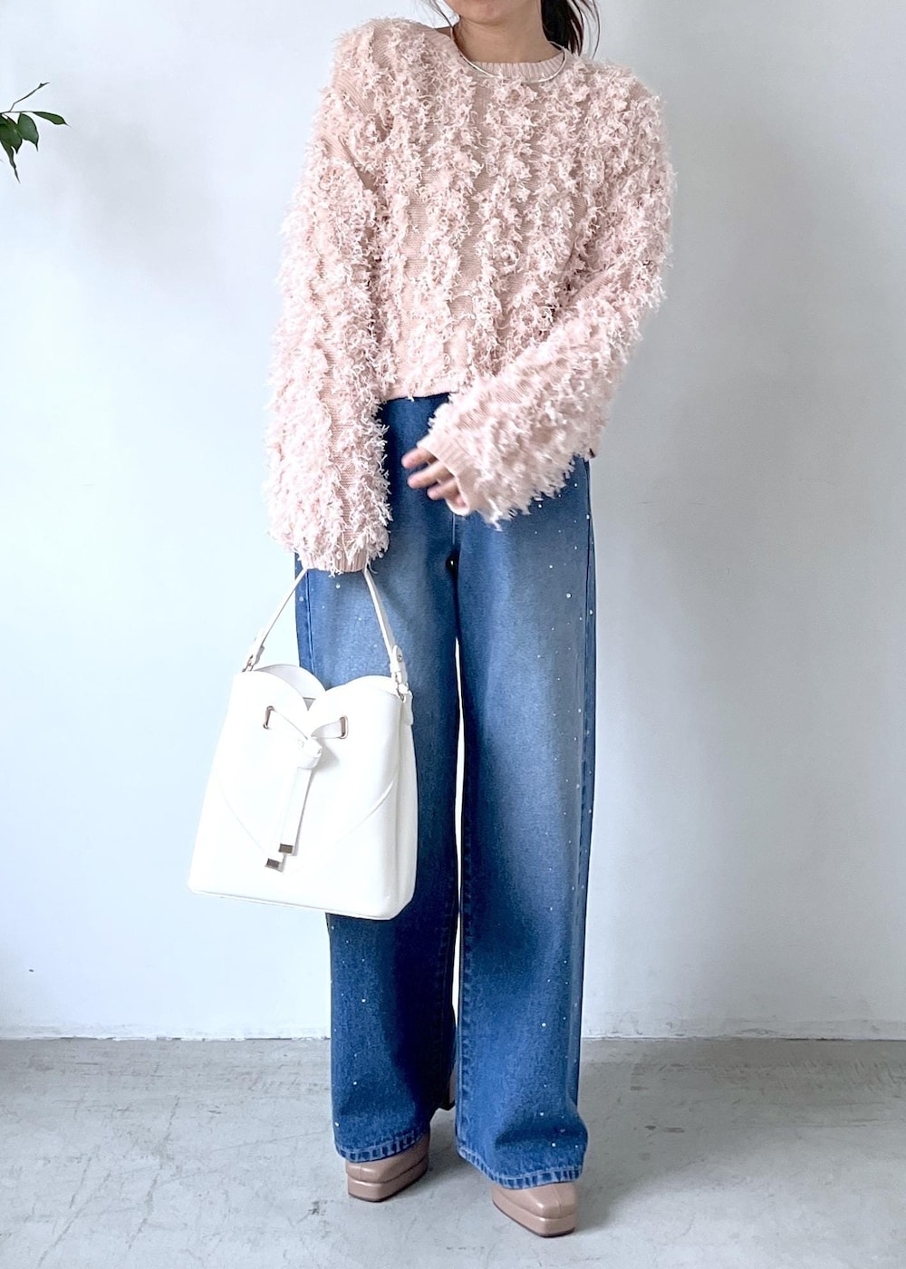 ホワイト系のショルダーバッグ、ベージュ系のブーツ、ピンク系のニット/セーターを着用したレディースの秋コーディネートの9枚目の写真