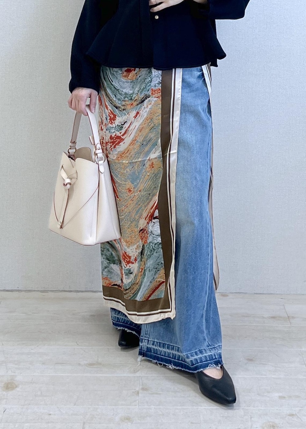 ベージュ系のショルダーバッグ、ブラック系のパンプス、ホワイト系のキャミソールを着用したレディースの春コーディネートの4枚目の写真