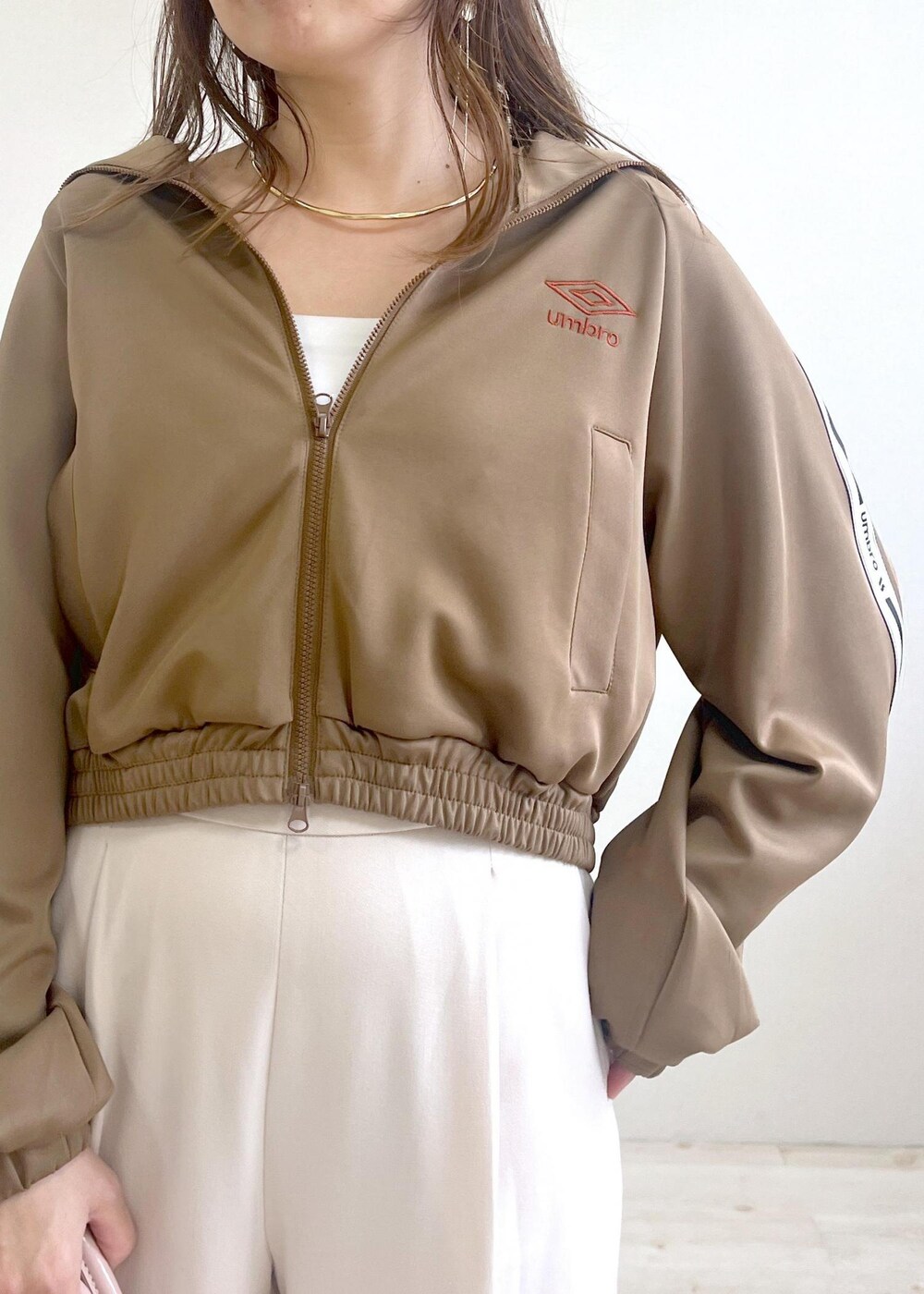 ベージュ系のブーツ、ベージュ系のその他アウター、ベージュ系のその他パンツを着用したレディースの秋コーディネートの6枚目の写真