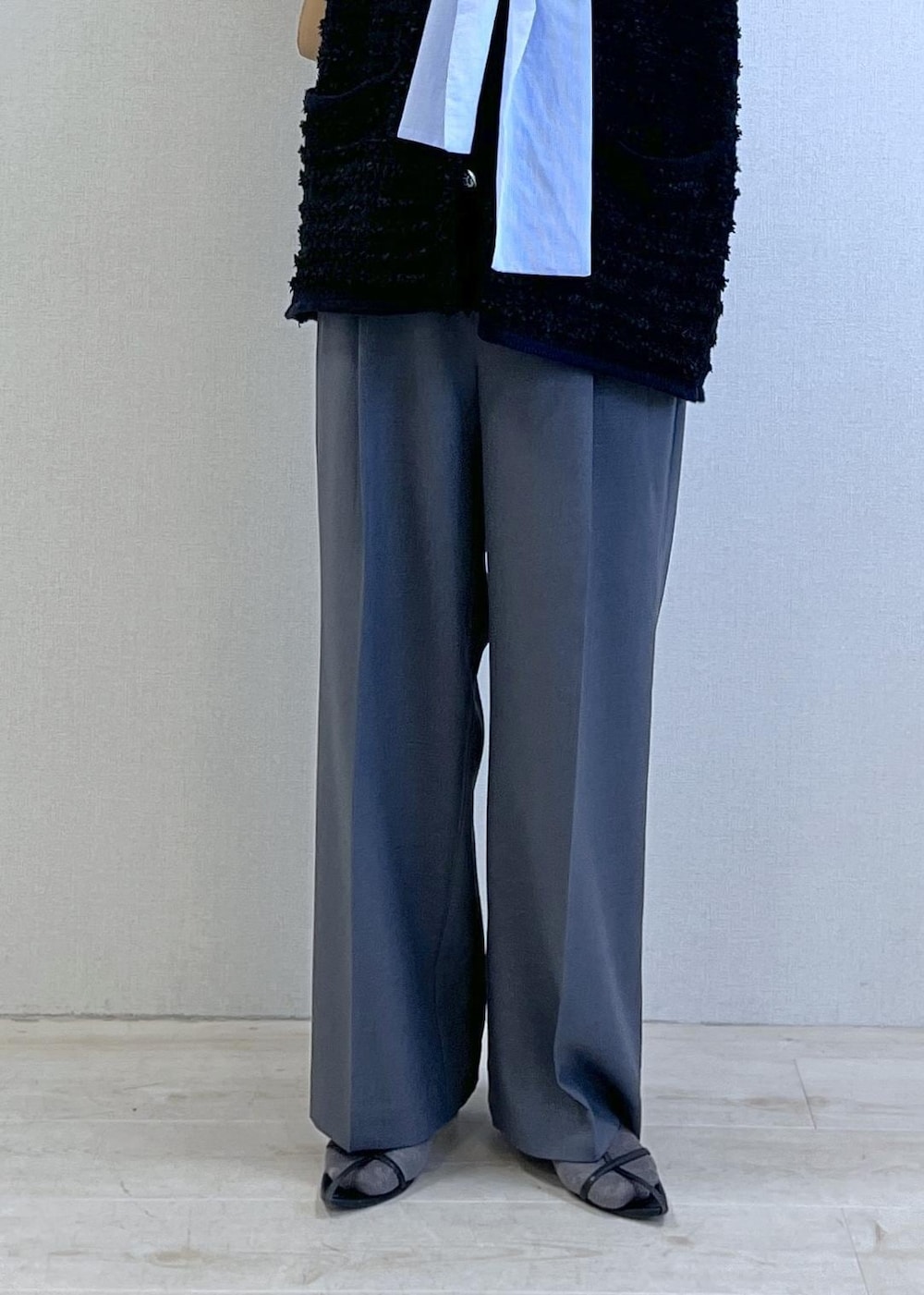 グレー系のその他パンツ、ブルー系のシャツ/ブラウス、イエロー系のショルダーバッグを着用したレディースの冬コーディネートの6枚目の写真