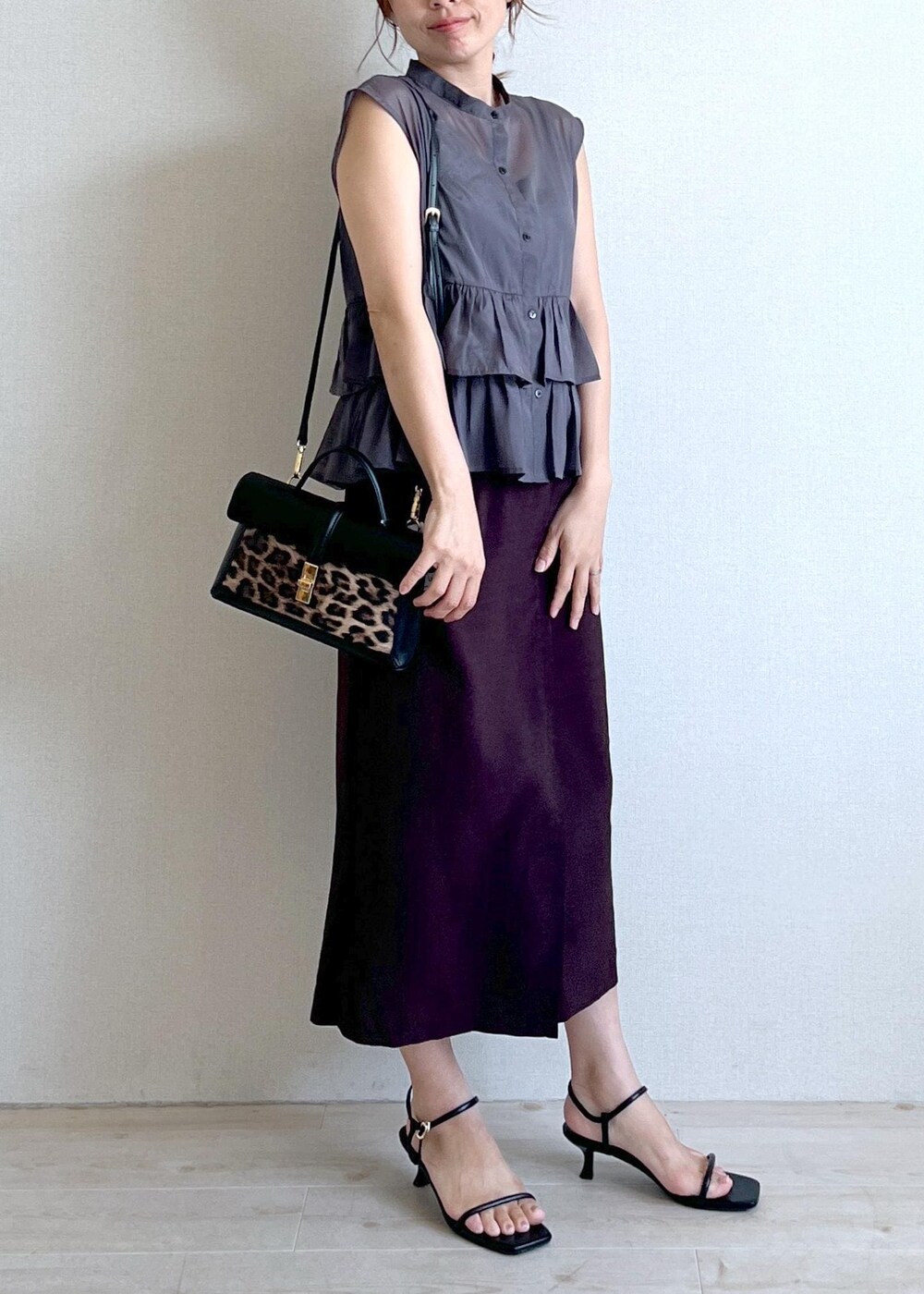 ブラック系のサンダル、ブラウン系のスカート、グレー系のシャツ/ブラウスを着用したレディースの夏コーディネートの5枚目の写真