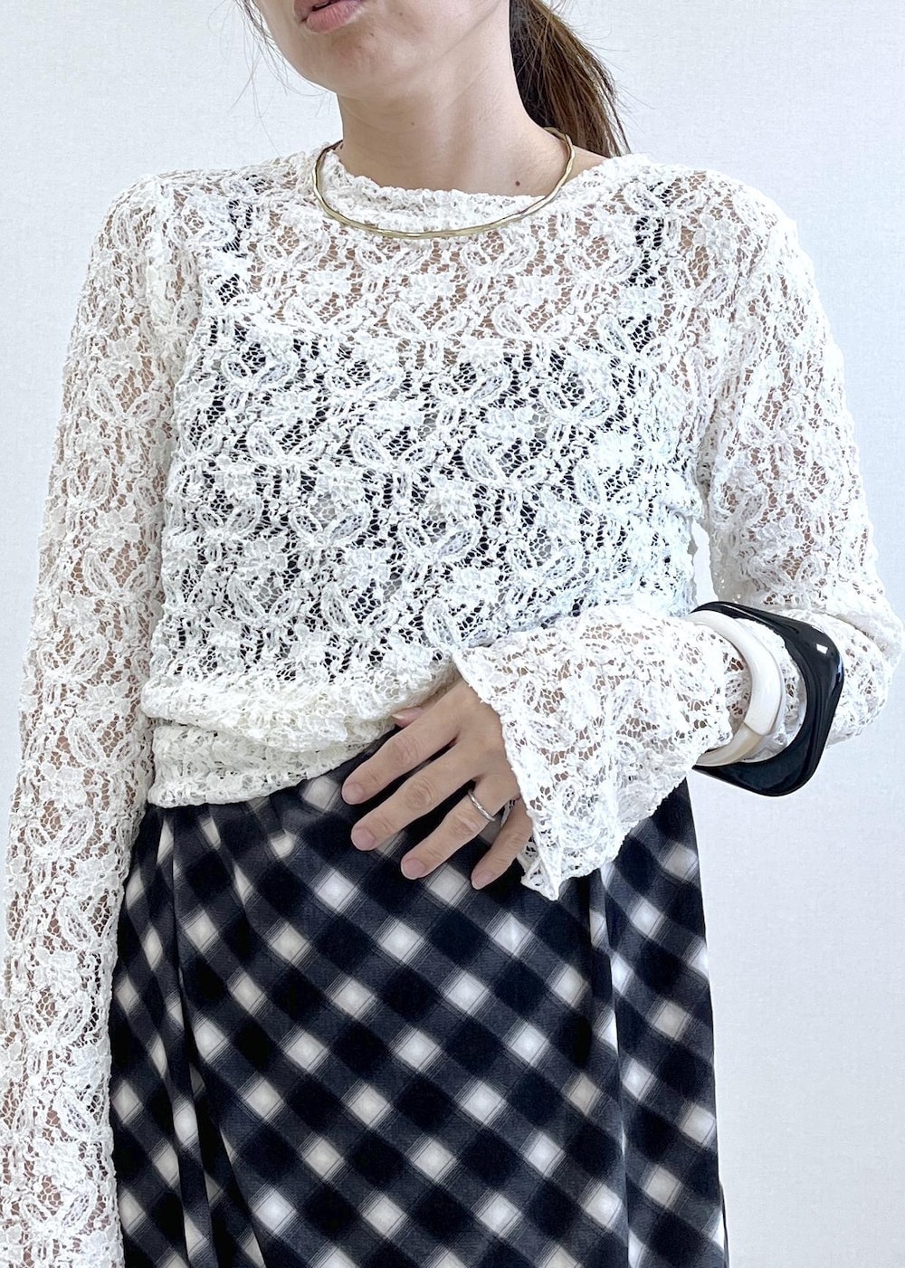 シルバー系のパンプス、ピンク系のショルダーバッグ、ホワイト系のTシャツ/カットソーを着用したレディースの夏コーディネートの4枚目の写真