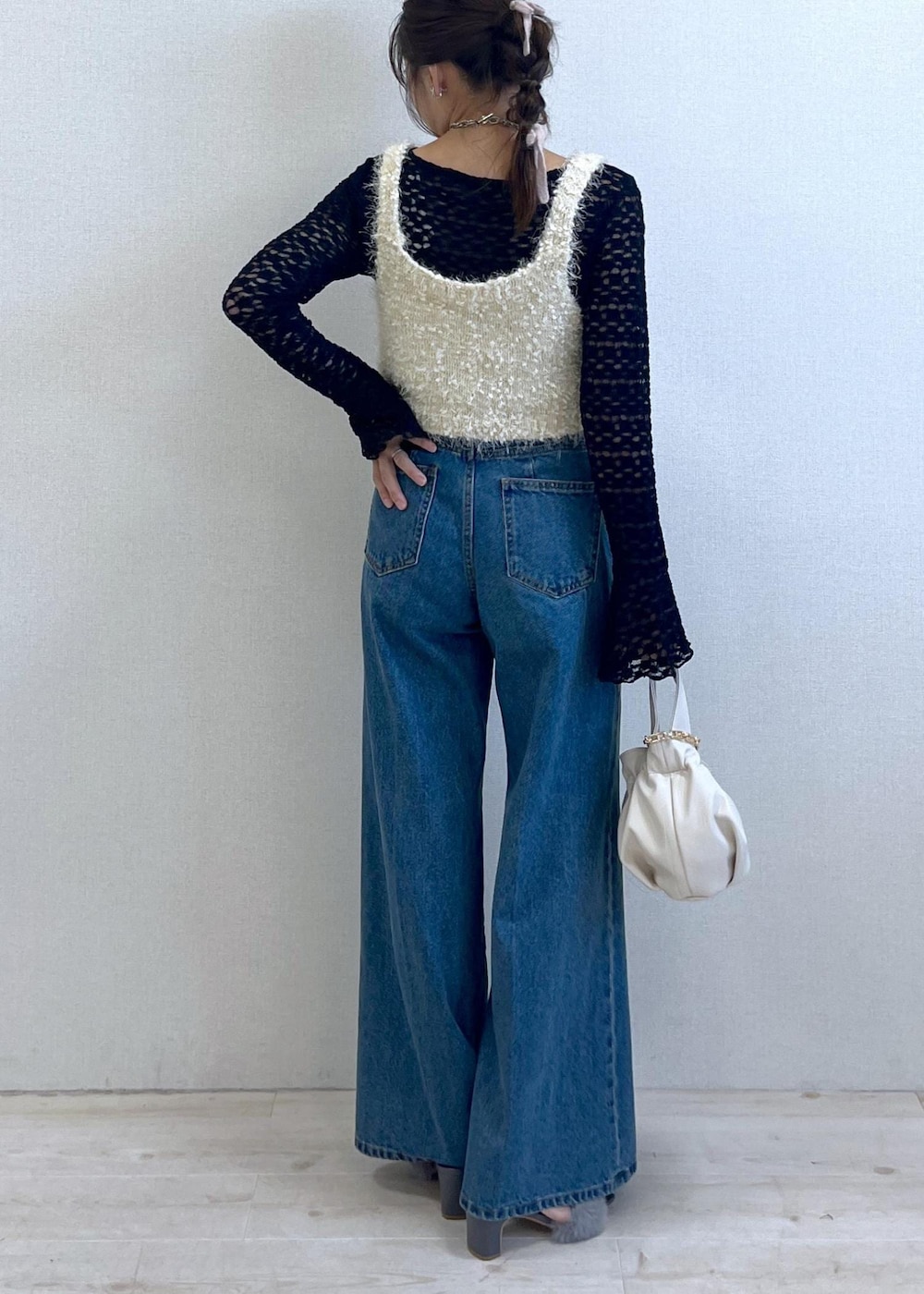 ブラック系のキャミソール、グレー系のドレスシューズ、ホワイト系のキャミソールを着用したレディースの秋コーディネートの3枚目の写真