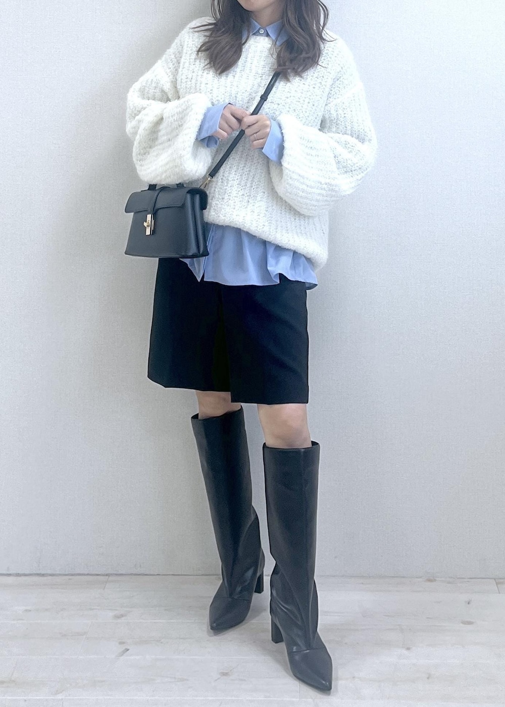 ブラック系のショルダーバッグ、ブラック系のブーツ、ブラック系のその他パンツを着用したレディースの秋コーディネートの8枚目の写真