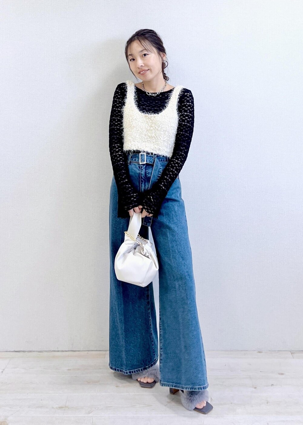 ブラック系のキャミソール、グレー系のドレスシューズ、ホワイト系のキャミソールを着用したレディースの秋コーディネートの7枚目の写真