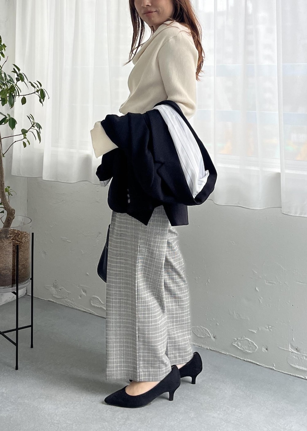 グレー系のその他パンツ、ブルー系のテーラードジャケット、ホワイト系のニット/セーターを着用したレディースの秋コーディネートの2枚目の写真