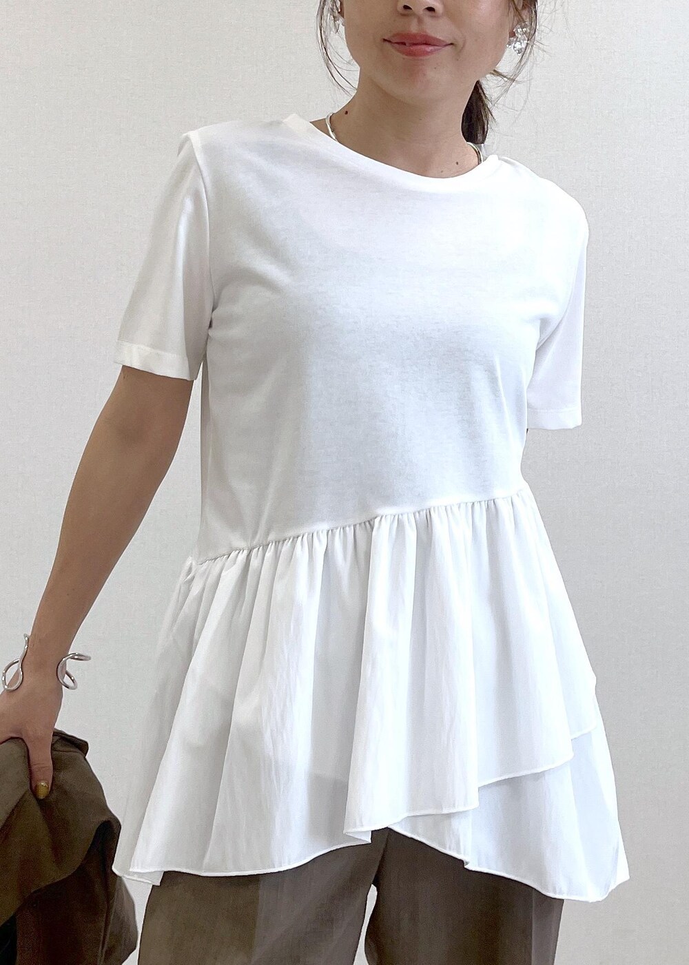 ホワイト系のサンダル、イエロー系のカーディガン/ボレロ、ホワイト系のTシャツ/カットソーを着用したレディースの夏コーディネートの8枚目の写真