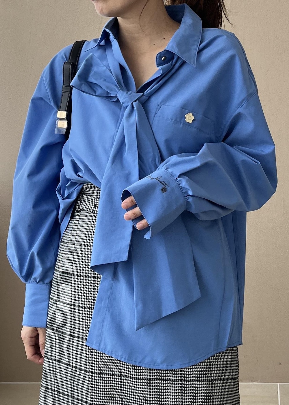 ホワイト系のデニムパンツ、ブラック系のスカート、ブルー系のシャツ/ブラウスを着用したレディースの夏コーディネートの8枚目の写真