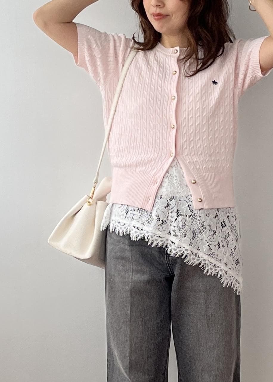 ホワイト系のキャミソール、ブラック系のデニムパンツ、ホワイト系のショルダーバッグを着用したレディースの春コーディネートの2枚目の写真