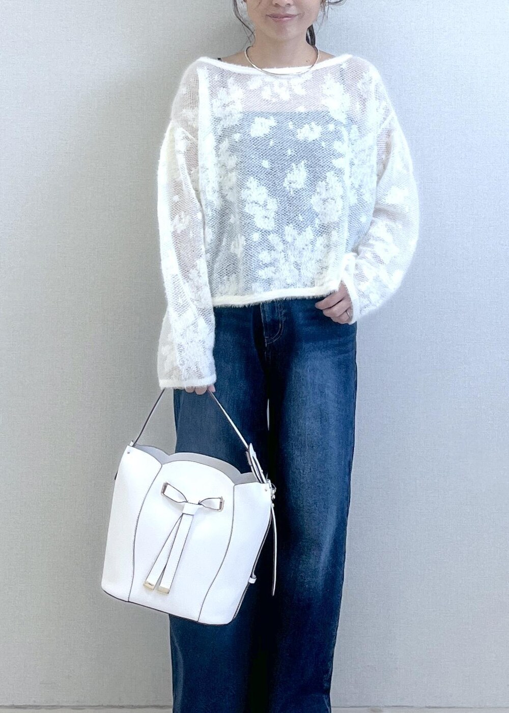 ブラック系のローファー、ホワイト系のニット/セーター、ブルー系のデニムパンツを着用したレディースの秋コーディネートの8枚目の写真