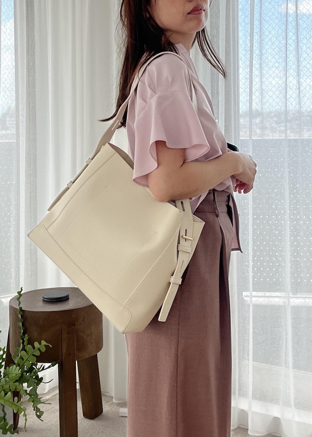シルバー系のサンダル、ピンク系のシャツ/ブラウス、ホワイト系のショルダーバッグを着用したレディースの夏コーディネートの6枚目の写真