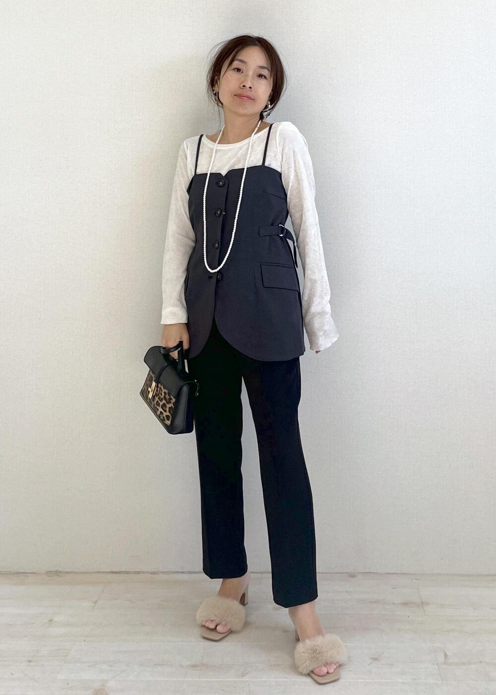 その他のショルダーバッグ、ベージュ系のドレスシューズ、ブラック系のスラックスを着用したレディースの秋コーディネートの6枚目の写真