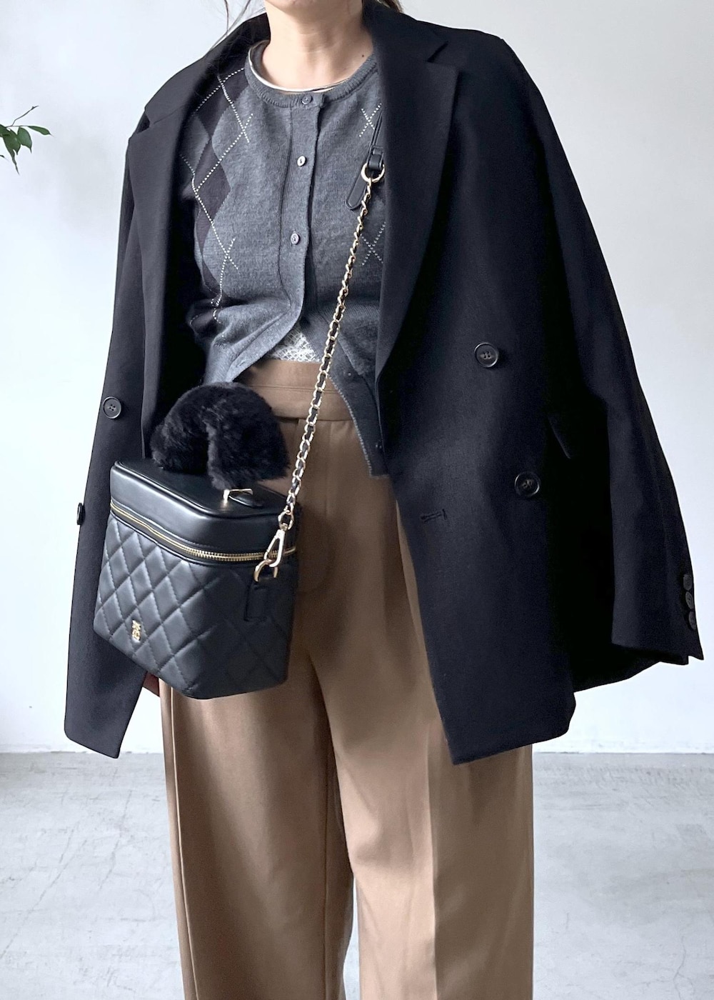 ブラック系のテーラードジャケット、ホワイト系のTシャツ/カットソー、ブラック系のパンプスを着用したレディースの秋コーディネートの6枚目の写真