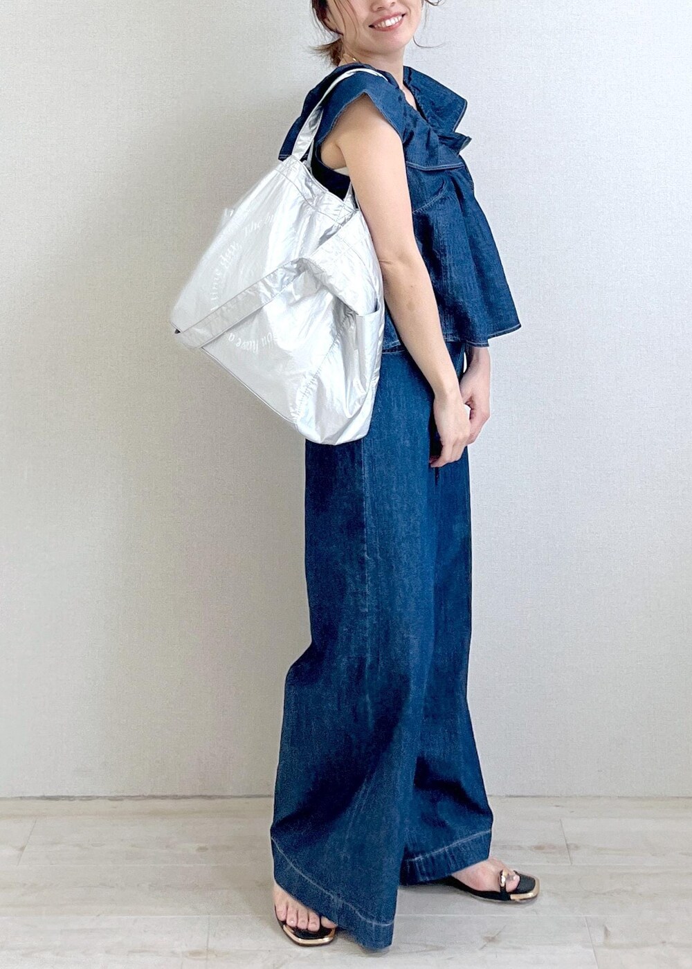 ブラック系のサンダル、シルバー系のトートバッグ、ブルー系のシャツ/ブラウスを着用したレディースの夏コーディネートの2枚目の写真