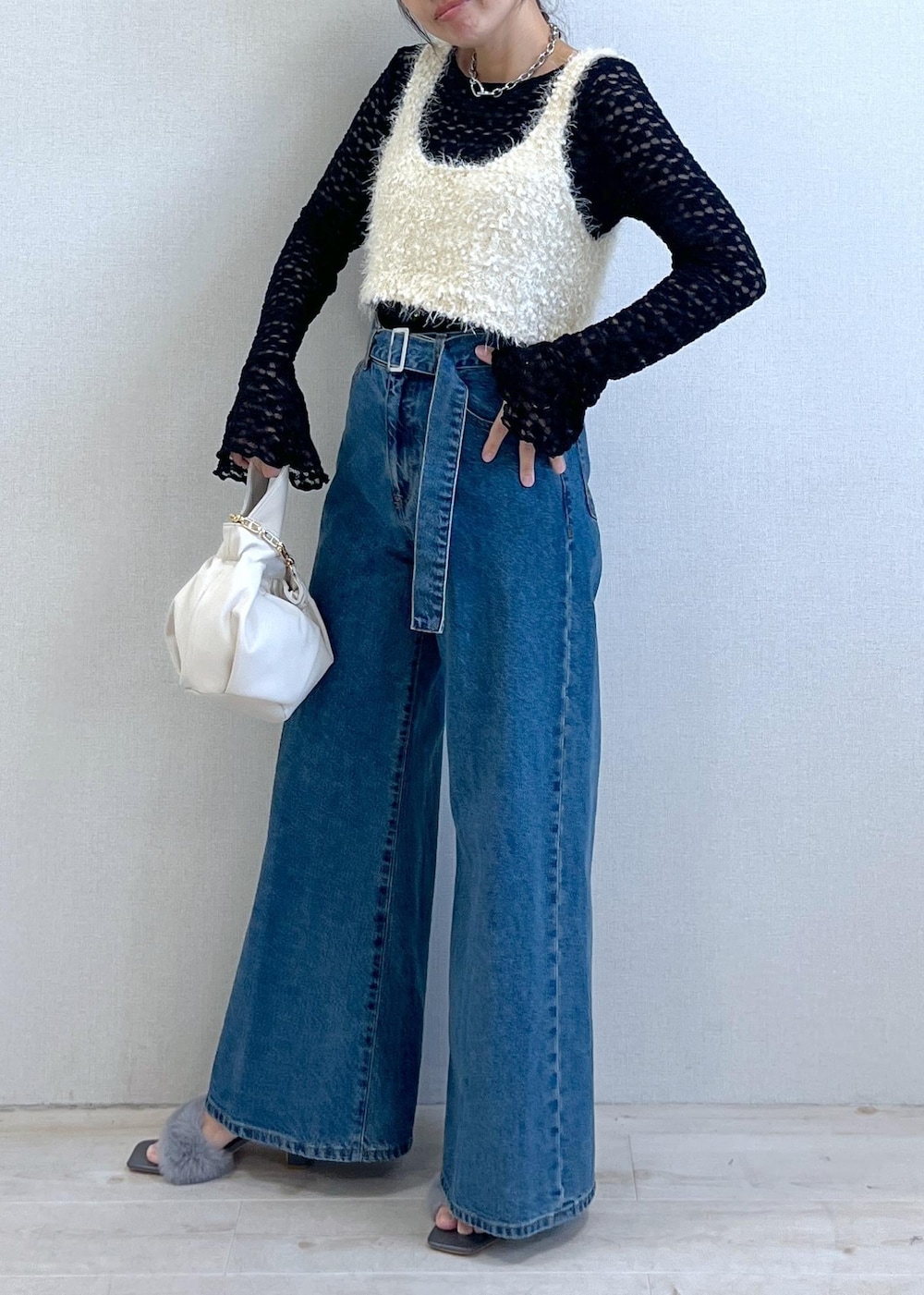 ブラック系のキャミソール、グレー系のドレスシューズ、ホワイト系のキャミソールを着用したレディースの秋コーディネートの4枚目の写真