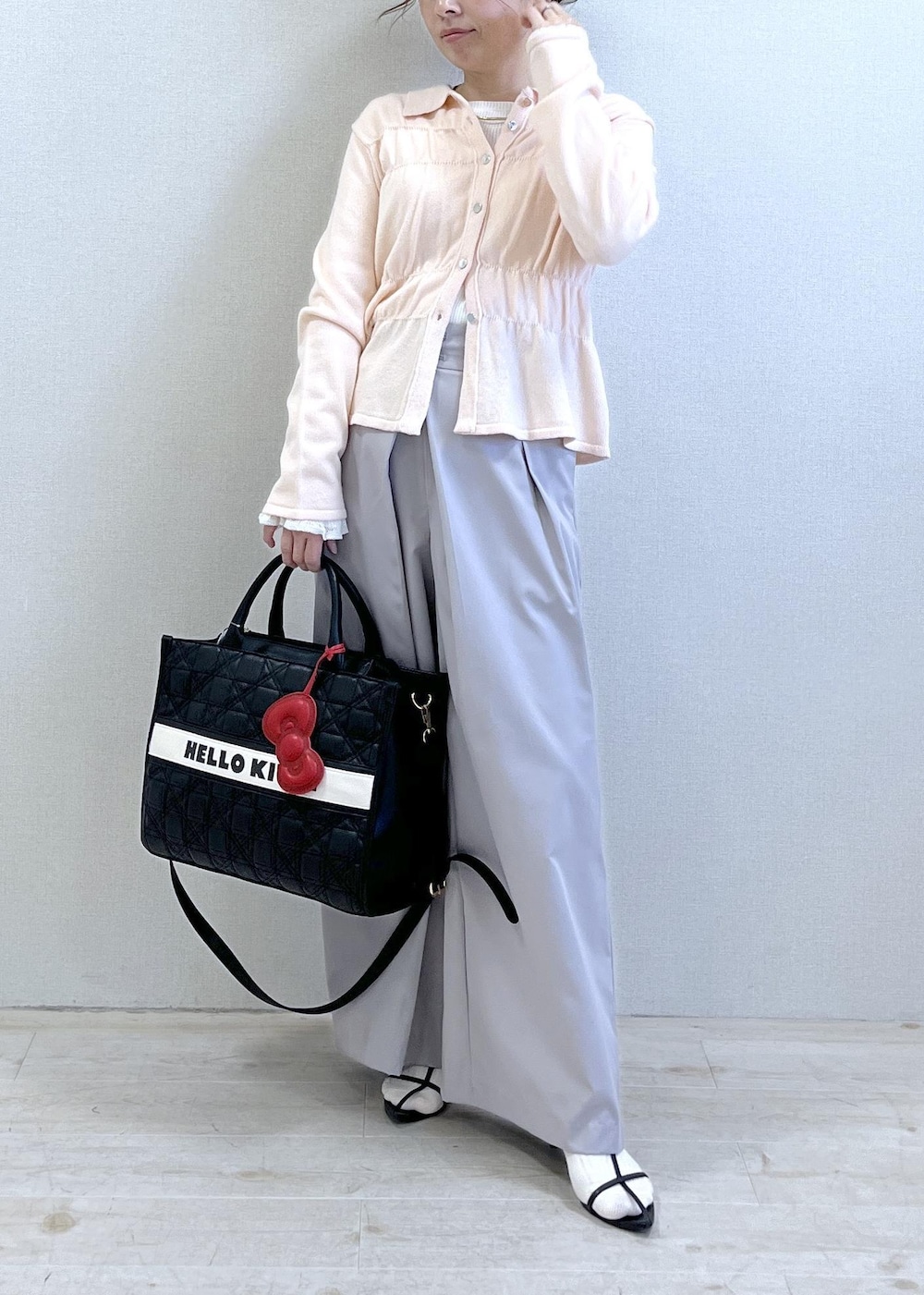 ホワイト系のニット/セーター、ピンク系のカーディガン/ボレロ、グレー系のその他パンツを着用したレディースの冬コーディネートの9枚目の写真