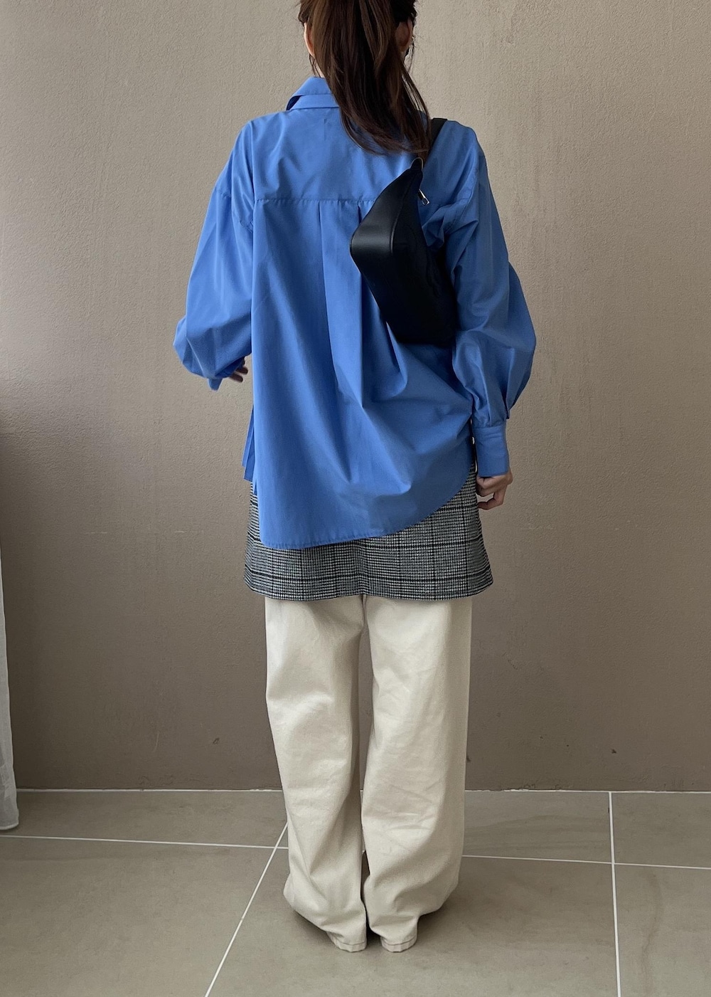 ホワイト系のデニムパンツ、ブラック系のスカート、ブルー系のシャツ/ブラウスを着用したレディースの夏コーディネートの5枚目の写真