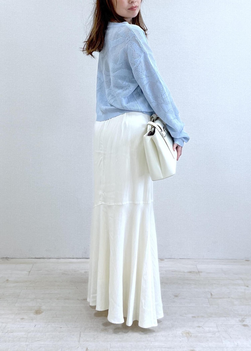 ブラック系のキャミソール、ホワイト系のパンプス、ホワイト系のスカートを着用したレディースの春コーディネートの7枚目の写真