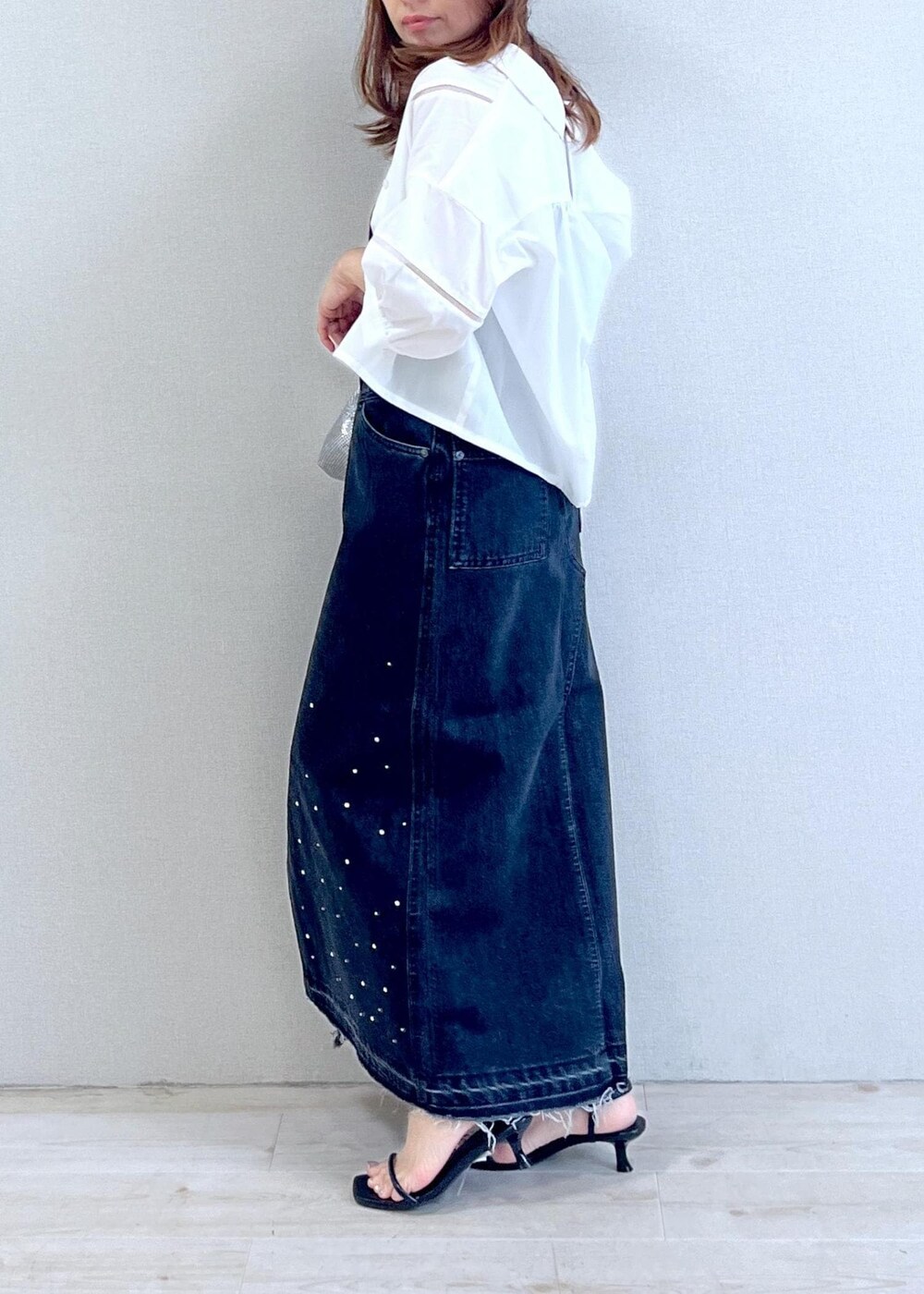 ブラック系のサンダル、ブラック系のキャミソール、ホワイト系のシャツ/ブラウスを着用したレディースの夏コーディネートの2枚目の写真