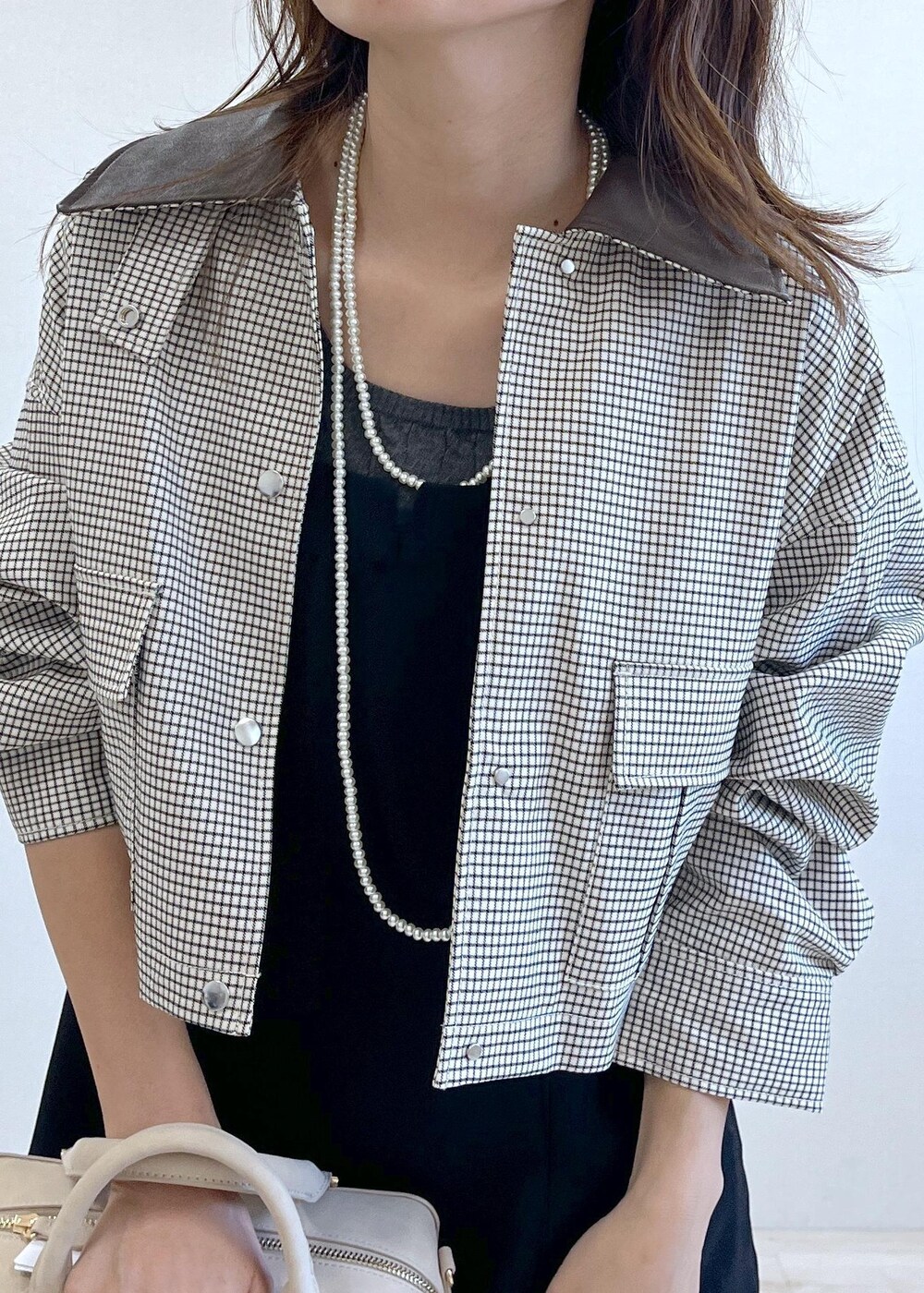 シルバー系のパンプス、ブラック系のキャミソール、ベージュ系のカバーオールを着用したレディースの秋コーディネートの10枚目の写真