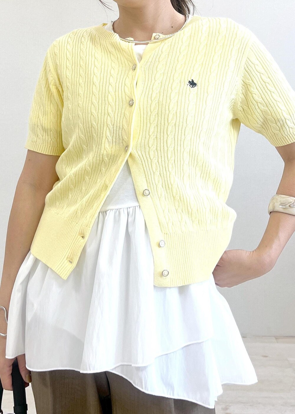 ホワイト系のサンダル、イエロー系のカーディガン/ボレロ、ホワイト系のTシャツ/カットソーを着用したレディースの夏コーディネートの6枚目の写真