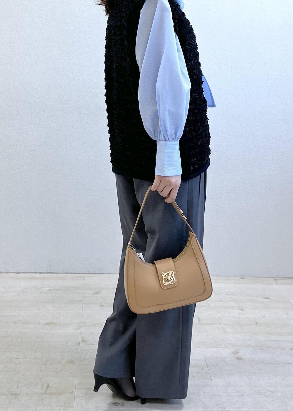 グレー系のその他パンツ、ブルー系のシャツ/ブラウス、イエロー系のショルダーバッグを着用したレディースの冬コーディネートの8枚目の写真