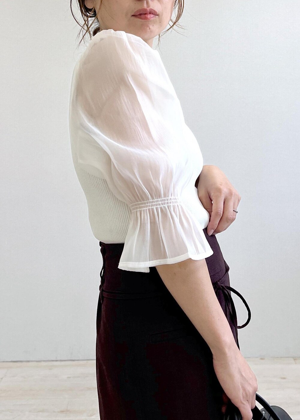 ブラック系のサンダル、ホワイト系のTシャツ/カットソー、ブラウン系のスカートを着用したレディースの夏コーディネートの9枚目の写真